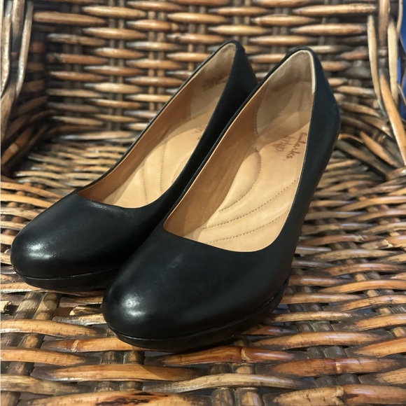 Clarks Indigo Women's Black Leather Comfort Platform
Classic Pump Heels 6 - Picture 6 of 16